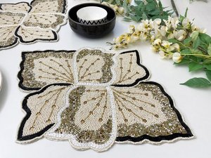 Camino de Mesa Hecho a Mano con Cuentas y Bordado Floral, Decoración de Mesa de Poliéster y Algodón para Hogar, Bodas y Fiestas - Product Image 1