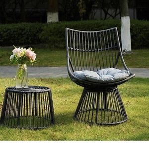 Silla de ratán para exteriores con cojín y mesa auxiliar, conjunto de muebles de jardín contemporáneos, resistente a la intemperie - Product Image 1