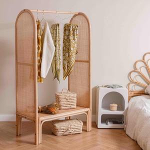 Porte-vêtements en rotin avec étagère inférieure, support à vêtements fait main, rail en rotin durable, support en tissu de canne - Product Image 1