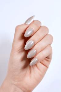 Uñas Postizas Personalizadas de ABS con Brillo Plateado, Venta al por Mayor, Fabricante OEM ODM, Forma de Almendra con Brillo Champán, Estampado Dorado, Longitud Media - Product Image 3