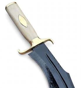Couteau utilitaire à lame fixe artisanal sur mesure pour l'extérieur, lame en acier recourbé avec revêtement noir, manche en os, garde en laiton - Product Image 4