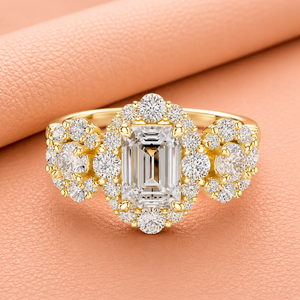Bague de fiançailles en or jaune avec diamant taille émeraude et halo de pierres, avec pierres latérales en grappe pour femme - Product Image 1