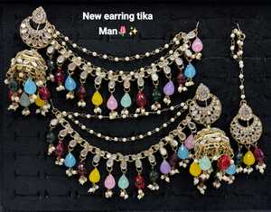 Boucles d'oreilles pendantes ethniques de mariée, style chandelier, serties de griffes, avec chaîne de perles, assorties au Maang Tikka, en alliage plaqué or, vintage et traditionnel - Product Image 1