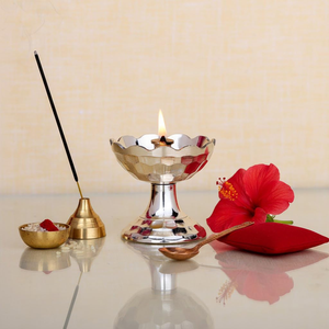Lampe à huile traditionnelle en laiton en forme de fleur Payali Diya pour la décoration de la maison, du temple, la fête de Diwali et l'Aarti - Product Image 6