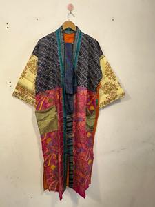 Robe kimono en soie de sari recyclée faite à la main, confortable, patchwork, paréo de plage, peignoir, imprimé floral, pour l'été et le printemps - Product Image 5