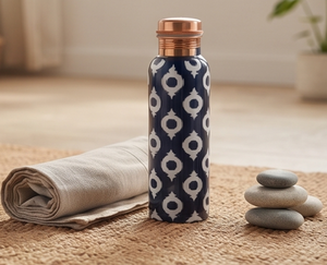 Botella de Cobre de Alta Calidad con Diseño Moderno y Patrón Impreso en Blanco y Azul Marino, Botella de Agua Resistente para Gimnasio, Oficina y Actividades al Aire Libre - Product Image 3
