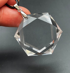 Pendentif hexagonal en cristal de quartz clair et cordon noir pour utilisation Feng Shui - Product Image 4
