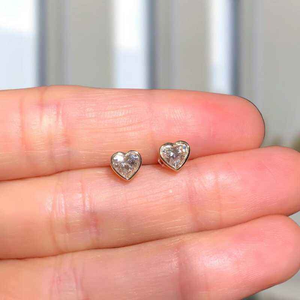 Boucles d'oreilles en forme de cœur en moissanite de luxe, en argent 925 plaqué rhodium, scintillantes, bijoux fins, cadeau pour femme, élégance et brillance - Product Image 3