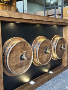 Conjunto de Muebles de Bar de Madera, Estación de Bebidas Industrial con Barril de Vino, Mostrador de Bar Independiente con Estante de Exhibición - Product Image 5