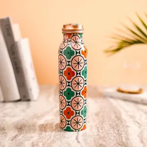 Botella de agua moderna de cobre con estampado floral Meena, base blanca, flores naranjas y verdes, tapa de cobre, estilo decorativo. - Product Image 3