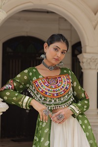 Lehenga Choli de diseño étnico tradicional indio, colección Navaratri, con estampado Bandhani y diseño Kutchi para mujeres, ropa elegante. - Product Image 2