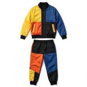 Conjunto Deportivo de Nylon con Diseño Moderno y Logotipo Personalizado, Chaqueta Cortavientos con Pantalón Personalizado, Ropa Deportiva - Product Image 3