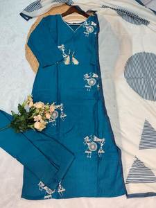 Conjunto de Kurti y Pantalón de Rayón Pesado de Primera Calidad con Bordado y Dupatta de Seda - Product Image 3