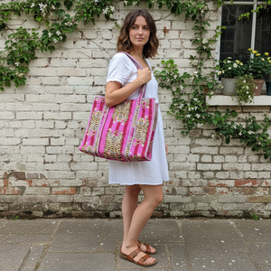 Bolso Tote de Algodón Acolchado con Estampado de Tigre Rosa, Bolso de Hombro de Tela Acolchada Hecho a Mano con Ribete en Contraste, el Mejor Bolso de Compras para Mujer - Product Image 4