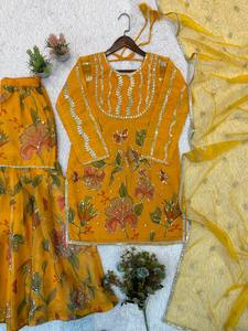 Ensemble traditionnel indien pakistanais brodé de fleurs jaunes, en organza doux, avec sharara et dupatta, idéal pour les mariages et les festivals. - Product Image 5
