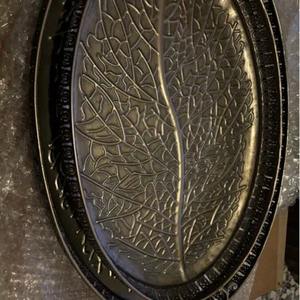 Ensemble de plateaux ovales en métal uniques avec motif d'arbre à l'intérieur et poignées festonnées, idéal pour paniers-cadeaux et service d'accueil. - Product Image 5