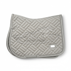 Tapis de selle pour cheval haute performance avec doublure en maille, effet rafraîchissant, rembourrage léger et personnalisation pour les équipes - Product Image 3
