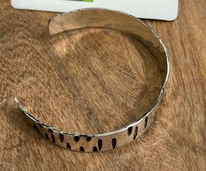 Pulseras Unisex de Alta Calidad en Cobre, Impermeables, con Diseño Grabado, Personalizadas, Martilladas, para Promoción Empresarial - Product Image 1