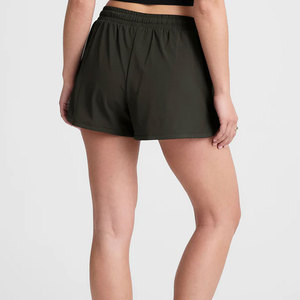 Tela suave y transpirable, perfecta para el uso diario y cómodo. En stock. Shorts ligeros para mujer Nora. - Product Image 4