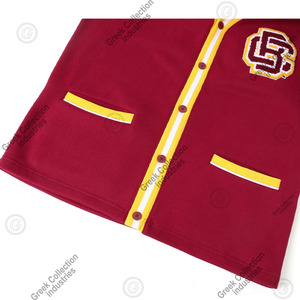 Cardigan universitaire pour hommes, col en V, couleur marron, avec bordure jaune et blanche, lettres brodées, style universitaire grec. - Product Image 3
