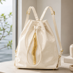 Nuovo <span class=keywords><strong>Zaino</strong></span> <span class=keywords><strong>in</strong></span> <span class=keywords><strong>Pelle</strong></span> Verniciata Lucida Effetto Stropicciato 2026 da Donna, Borsa <span class=keywords><strong>a</strong></span> Secchiello con Coulisse e Dettagli Dorati Scultorei, Borsa <span class=keywords><strong>a</strong></span> Spalla Nera - Product Image 6