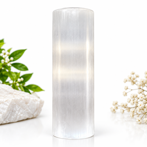 Soporte de pulsera de selenita natural de 6 pulgadas, cilindro de cristal satinado pulido para exhibir pulseras y cargar cristales. - Product Image 1