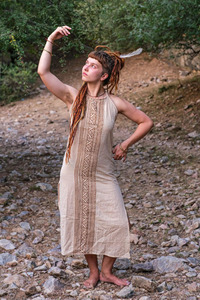 Robe longue artisanale en coton Khadi avec imprimé géométrique tribal, style bohème, sans manches, col halter, avec fente latérale - Product Image 2