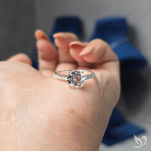 Superbe bague de fiançailles en or blanc 10K avec diamant de laboratoire rond de 2 carats, sertie pavé et monture cathédrale, certifiée IGI - Product Image 4