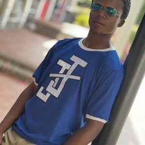 Camiseta Ringer Azul Rey para Hombre con Cuello y Mangas en Contraste Blanco, Logotipo Bordado en Chenille Personalizado, Algodón, Suministro al por Mayor OEM - Product Image 4