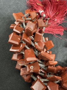 ลูกปัดรูปทรงแฟนซีสีแดงแจสเปอร์สำหรับทำเครื่องประดับ (20 ชิ้น) - Product Image 3