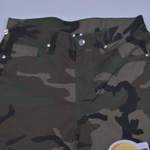 Shorts cargo camouflage pour hommes, design à patchs appliqués, séchage rapide, longueur Bermuda, tenue décontractée, taille mi-haute, fermeture boutonnée, personnalisable - Product Image 3