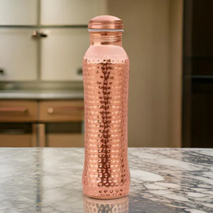 Bouteille d'eau en cuivre martelé de qualité export avec couvercle 950 ML, anti-fuite, pour boissons ayurvédiques, design durable et élégant - Product Image 2