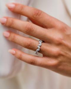 Anillo de eternidad con diamantes cultivados en laboratorio de corte pera norte-sur de 2.00 TCW, certificado por IGI - Product Image 3