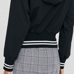 Sudadera Corta Transpirable para Mujer, con Logotipo Frontal, Color Negro, a la Moda, de Secado Rápido y Ligera - Product Image 2