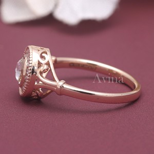 Bague en diamant champagne taille ronde en or rose/jaune et blanc 18 carats, style vintage avec halo de diamants, pour femme, bijoux fins de fiançailles - Product Image 2