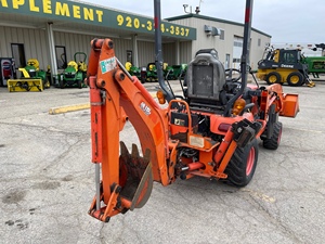 Tracteur compact Kubota de qualité supérieure avec tondeuse à montage central, conçu pour l'agriculture professionnelle, moteur puissant, performances fiables. - Product Image 3