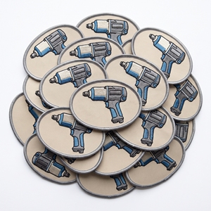 Écusson brodé ovale pour clé à chocs, bordure grise, emblème d'outil de mécanicien en sergé pour vêtements, exportateur - Product Image 1