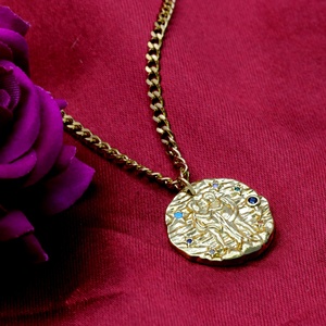 Collier Pendentif Zodiaque Gémeaux en Argent 925 Plaqué Or, Médaillon Texturé Jumeaux, Chaîne Gourmette CZ Colorée, Vente en Gros - Product Image 6