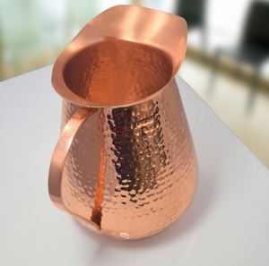 Ensemble de carafes en cuivre pour servir l'eau, un ensemble métallique élégant et luxueux pour les traditions de la restauration, avec verres, durable et réutilisable, pour la cuisine et la salle à manger. - Product Image 6