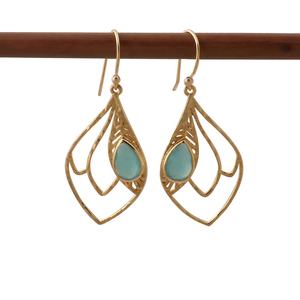 Aqua calcédoine – paire de boucles d'oreilles en laiton plaqué or, crochet de déclaration, bijoux uniques pour femmes - Product Image 1