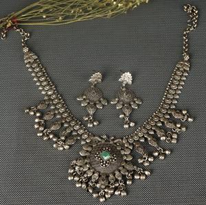 Ensemble collier et boucles d'oreilles vintage oxydé avec pierre verte - Product Image 4