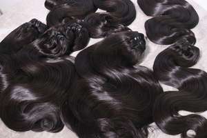 Paquete de Cabello Remy Natural Ondulado Color Natural (1B) Calidad Premium Fábrica Vietnamita Doble Trama a Máquina - Product Image 5