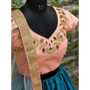 Lehenga Choli de Seda Bordado en Azul Turquesa con Espalda Ilusionada - Product Image 2