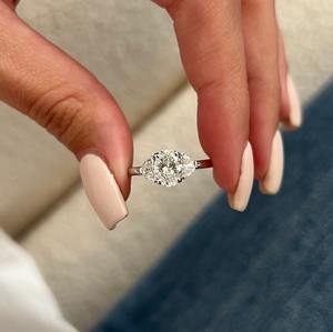Bague à trois pierres en diamant ovale de 1,4 carat cultivé en laboratoire, diamants demi-lune, certifiée IGI - Product Image 6