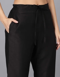 Conjunto de 3 piezas KV: Kurta Angarkha de mezcla de seda negra con estampado étnico, pantalón y dupatta - Product Image 4