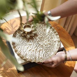 Plateau de service et plat décoratif en aluminium à motif de feuilles gravé, forme irrégulière, compatible micro-ondes, pour mariage et Thanksgiving - Product Image 1