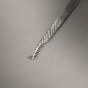 Pinces à cils courbées en acier inoxydable de haute précision pour l'application de cils en volume russe et en volume intense - Product Image 1