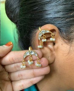 Pendientes colgantes de aleación chapada en oro radiante con esmalte verde y perlas, estilo étnico para mujer, colección para bodas. - Product Image 3