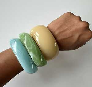 Brazalete ancho y grueso de resina con patrón de mármol beige crema, brazalete de acetato para mujer, accesorios de joyería de moda, venta al por mayor. - Product Image 5