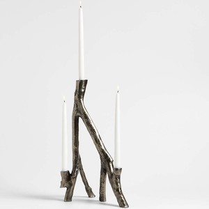 Porte-bougie rustique en métal bronze à trois bras coniques, idéal pour la décoration intérieure naturelle et l'éclairage de table - Product Image 1